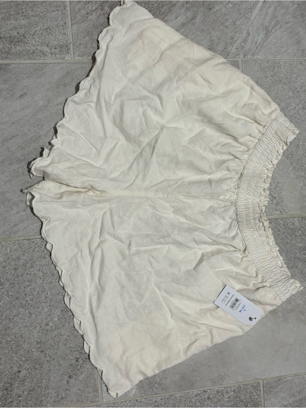 Time and Tru Cream Scalloped-Hem Elastic Waist Shorts